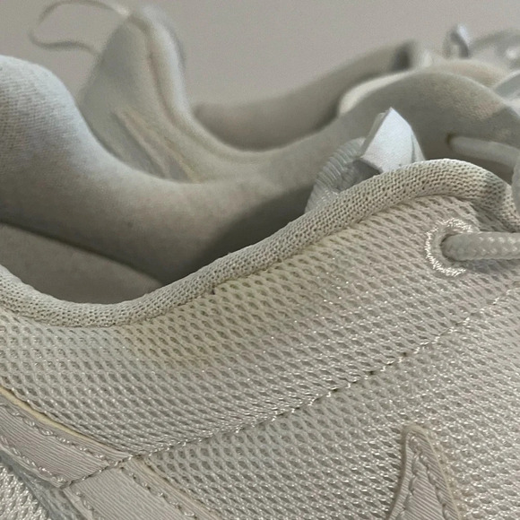 ✅️Nike Women's Roshe Size 7Y - Triple White - Picture 5 of 14